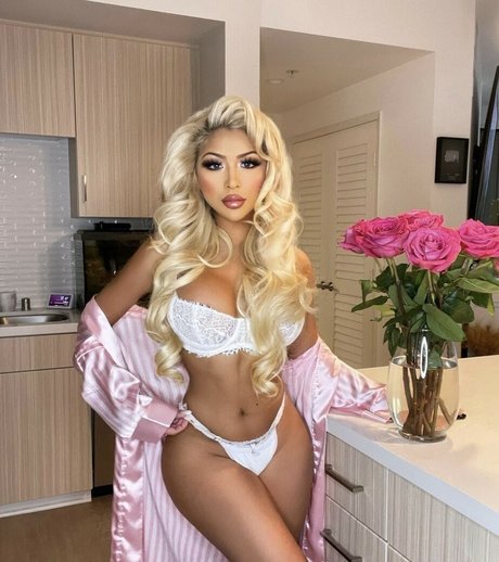 Naakte gelekte OnlyFans-foto van Elena Genevinne