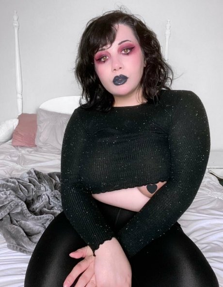 Naakte gelekte OnlyFans-foto van Demonlewds