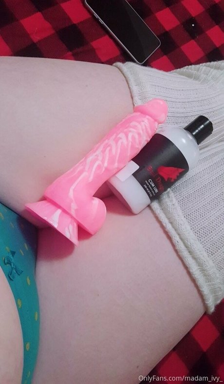 Naakte gelekte OnlyFans-foto van Madamivy