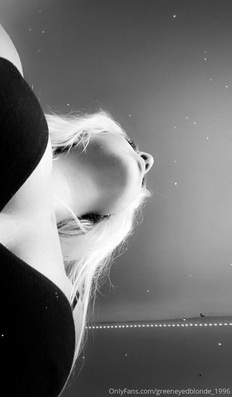 Naakte gelekte OnlyFans-foto van Greeneyedblonde1996