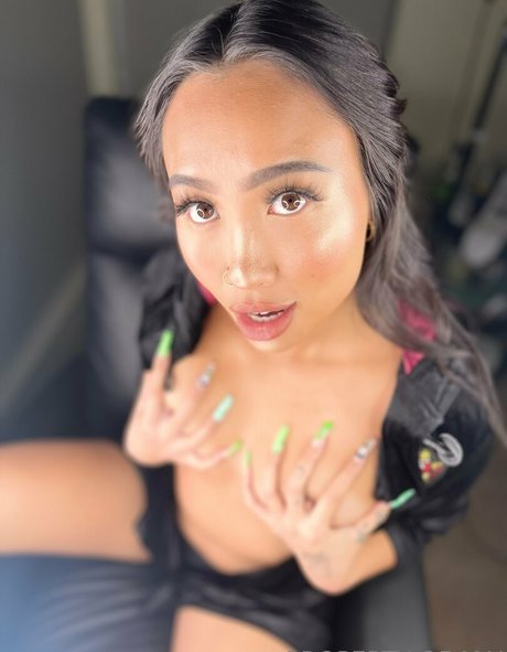 Naakte gelekte OnlyFans-foto van Queen Mai