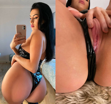 Naakte gelekte OnlyFans-foto van Redhead Goddess