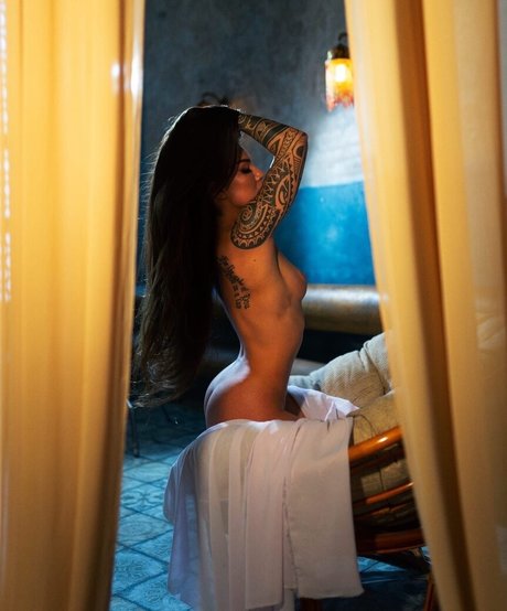 Naakte gelekte OnlyFans-foto van Pocahontaspersian