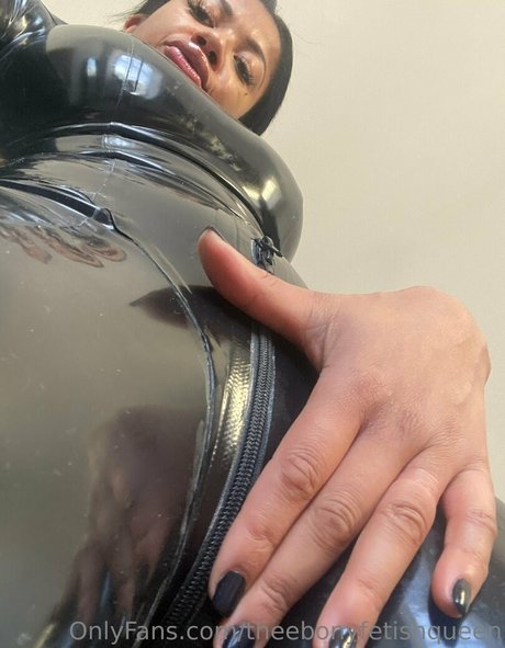 Naakte gelekte OnlyFans-foto van Theebonyfetishqueen