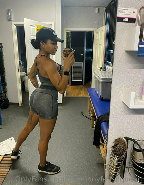 Naakte gelekte OnlyFans-foto van Theebonyfetishqueen