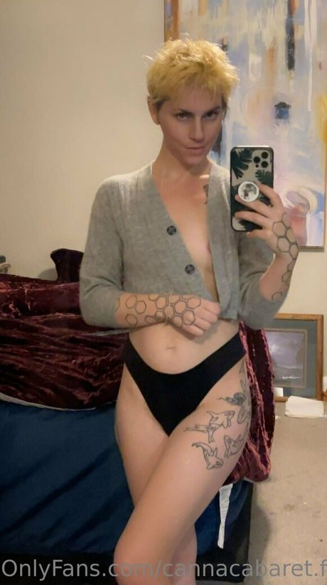 Naakte gelekte OnlyFans-foto van Cannacabaretfree