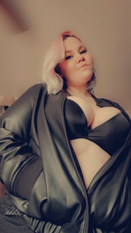 Naakte gelekte OnlyFans-foto van Princesspeachrings