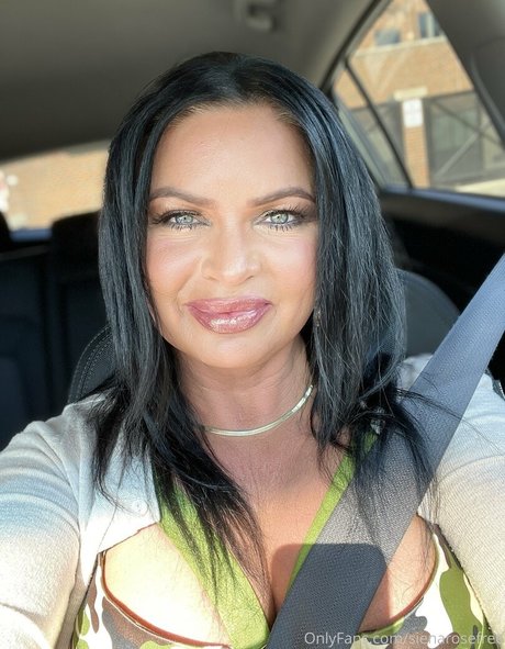 Naakte gelekte OnlyFans-foto van Sienarosefree
