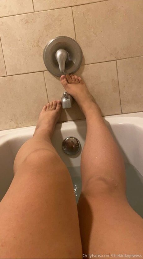 Naakte gelekte OnlyFans-foto van Thekinkyjewess