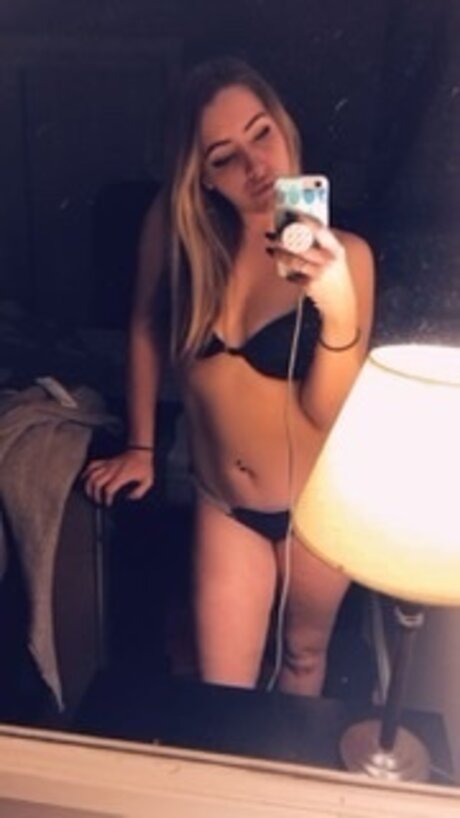 Naakte gelekte OnlyFans-foto van Olia