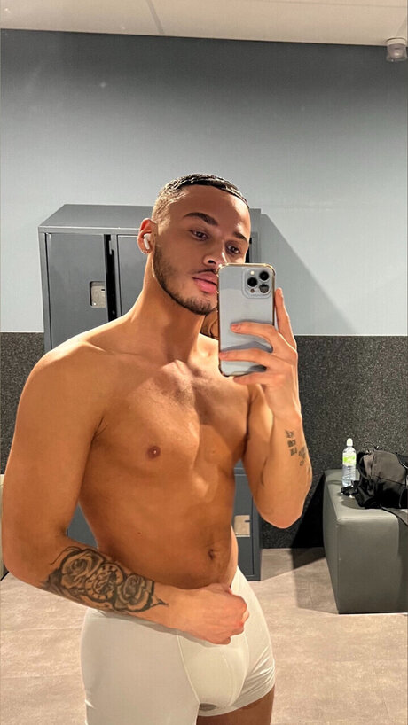 Naakte gelekte OnlyFans-foto van Farleyangelo