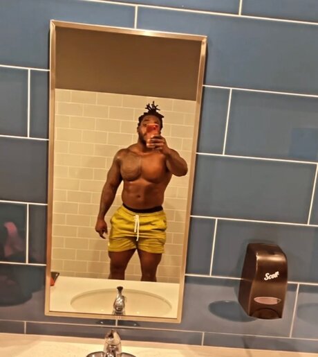 Naakte gelekte OnlyFans-foto van Dreadstattoosmuscles
