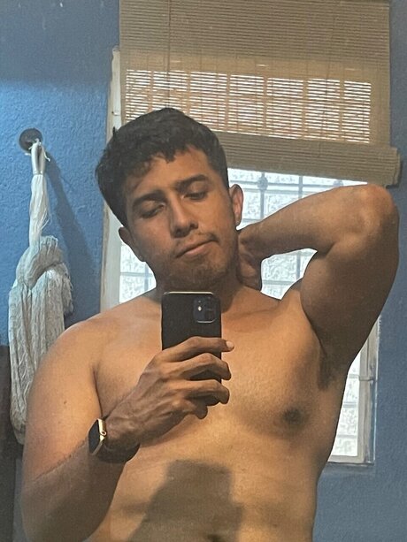 Naakte gelekte OnlyFans-foto van Manuel Valadez