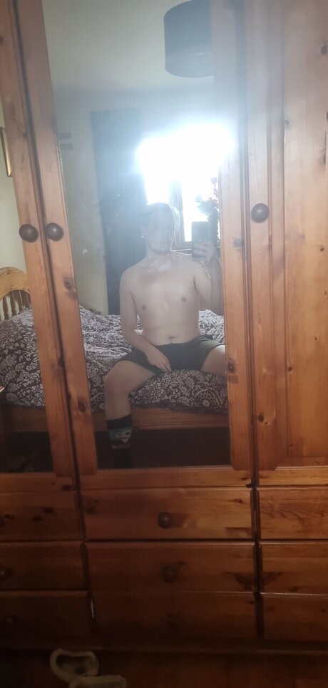 Naakte gelekte OnlyFans-foto van Thirsty Bottom