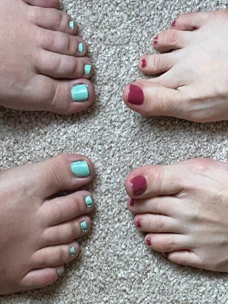 Naakte gelekte OnlyFans-foto van 2 Feet