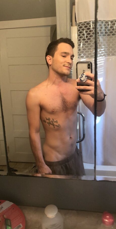 Naakte gelekte OnlyFans-foto van Jacob Youngblood