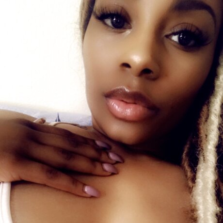 Naakte gelekte OnlyFans-foto van Geminitheseductress