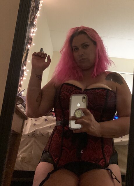 Naakte gelekte OnlyFans-foto van Curvynerd