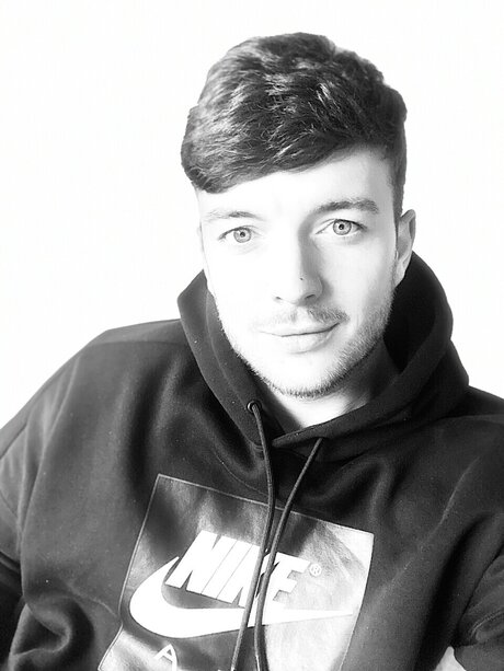 Naakte gelekte OnlyFans-foto van Taylor