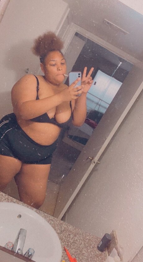 Naakte gelekte OnlyFans-foto van Yellah Honey