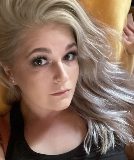 Naakte gelekte OnlyFans-foto van Tattooed And Pregnant 