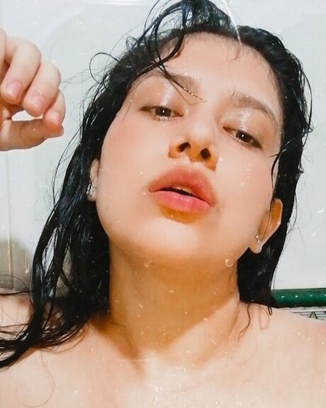 Naakte gelekte OnlyFans-foto van La Nenita 
