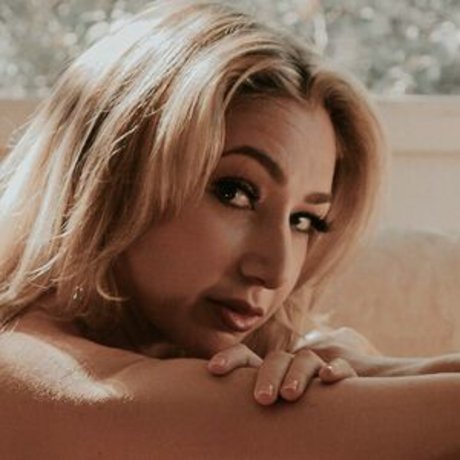 Naakte gelekte OnlyFans-foto van Monica May