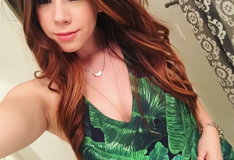 Naakte gelekte OnlyFans-foto van Jillian Rose Reed