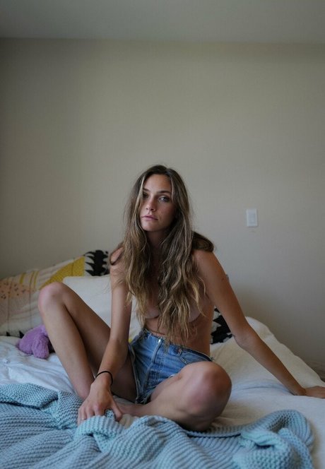 Naakte gelekte OnlyFans-foto van Emily Hall