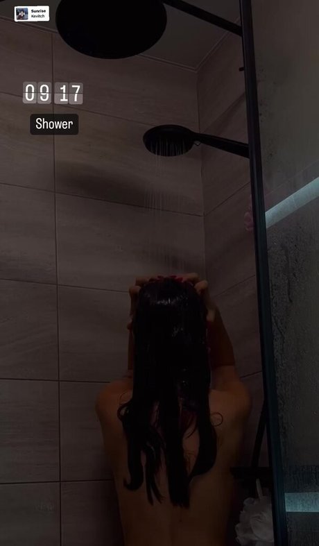 Naakte gelekte OnlyFans-foto van Aisultana