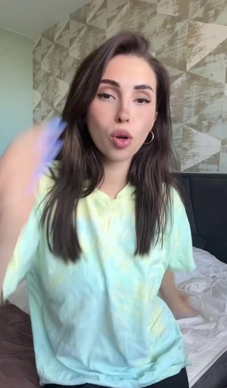 Naakte gelekte OnlyFans-foto van Aisultana