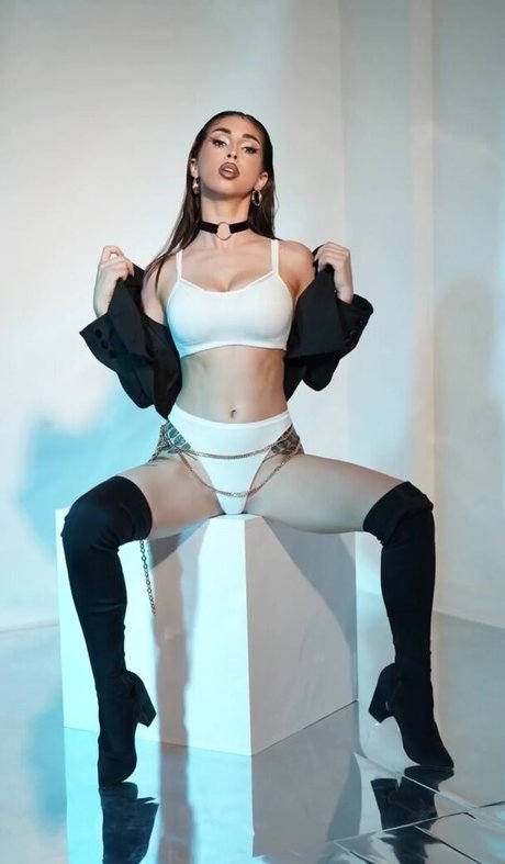 Naakte gelekte OnlyFans-foto van Aisultana