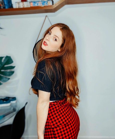 Naakte gelekte OnlyFans-foto van Mai Purper