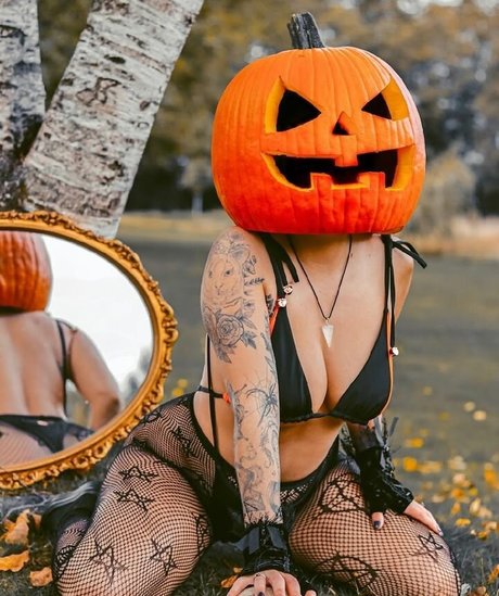 Naakte gelekte OnlyFans-foto van Angela Amethyst