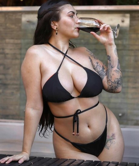 Naakte gelekte OnlyFans-foto van Angela Amethyst