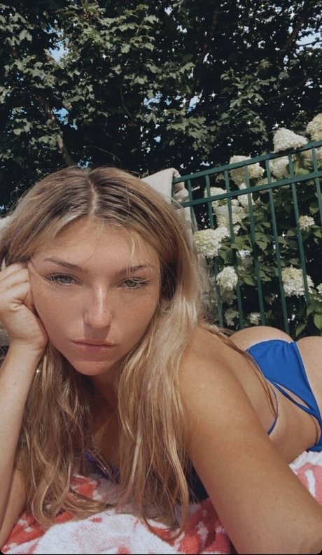 Naakte gelekte OnlyFans-foto van Julia Brower