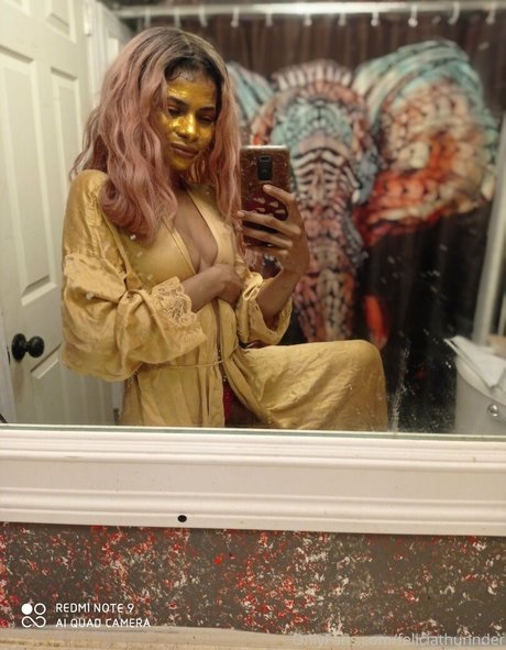 Naakte gelekte OnlyFans-foto van Feliciathunnder