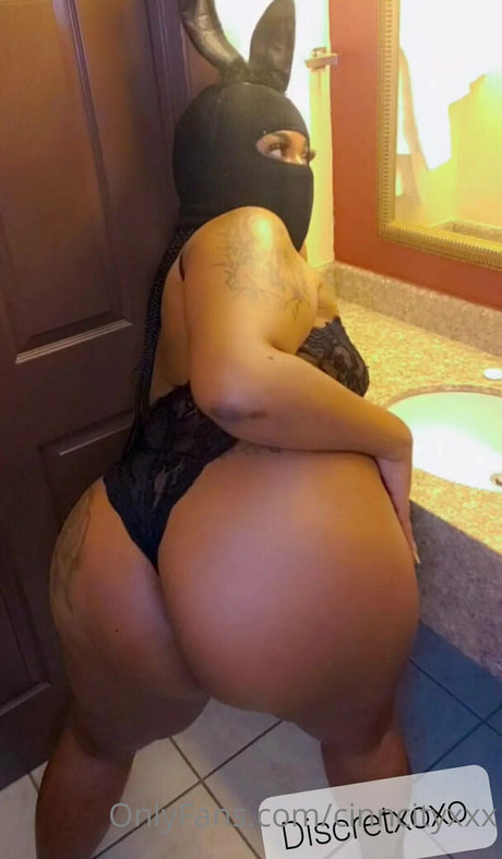Naakte gelekte OnlyFans-foto van Cinncityxxx