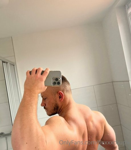 Naakte gelekte OnlyFans-foto van Flexxxcouple