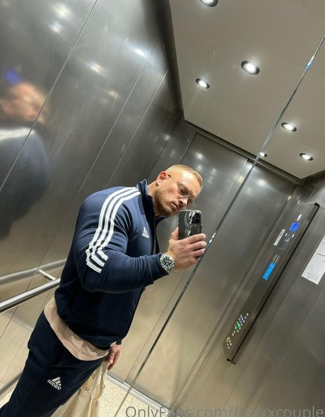 Naakte gelekte OnlyFans-foto van Flexxxcouple
