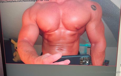 Naakte gelekte OnlyFans-foto van Flexxxcouple