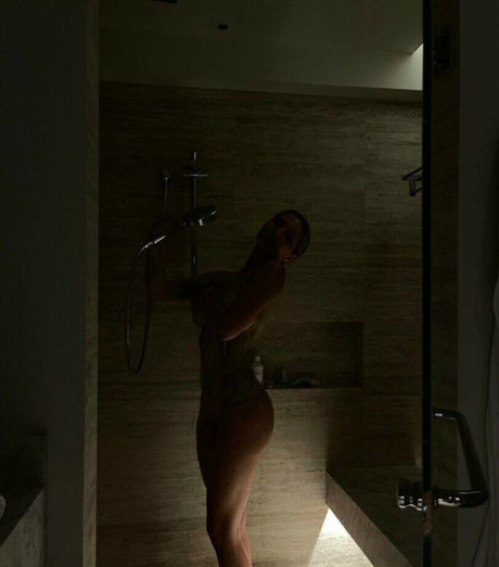 Naakte gelekte OnlyFans-foto van Raha Vakili