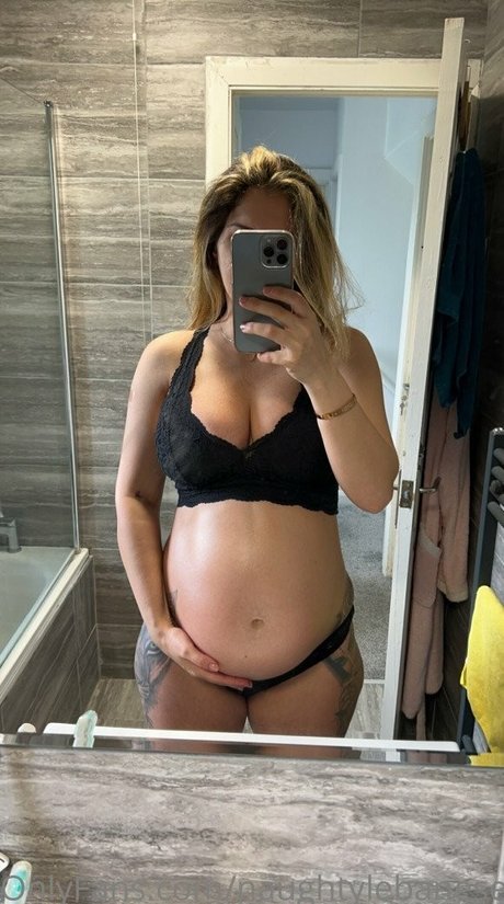 Naakte gelekte OnlyFans-foto van Naughty Lebanese