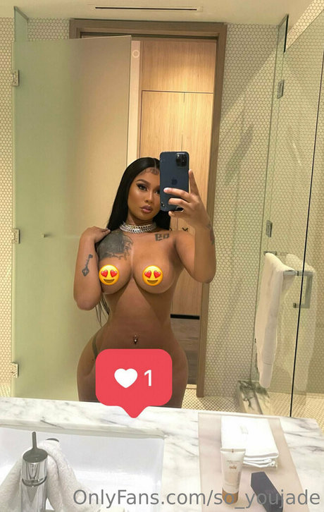 Naakte gelekte OnlyFans-foto van Soyoujade