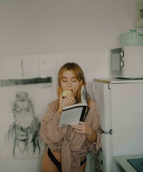 Naakte gelekte OnlyFans-foto van Clara Galle