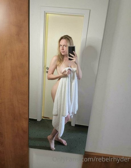 Naakte gelekte OnlyFans-foto van Rebelrhyder