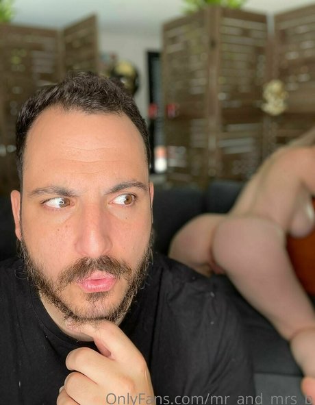 Naakte gelekte OnlyFans-foto van Mrandmrsb