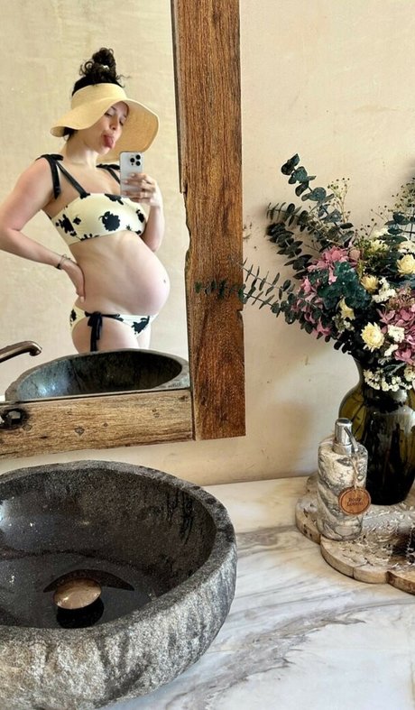 Naakte gelekte OnlyFans-foto van Ali Cobrin