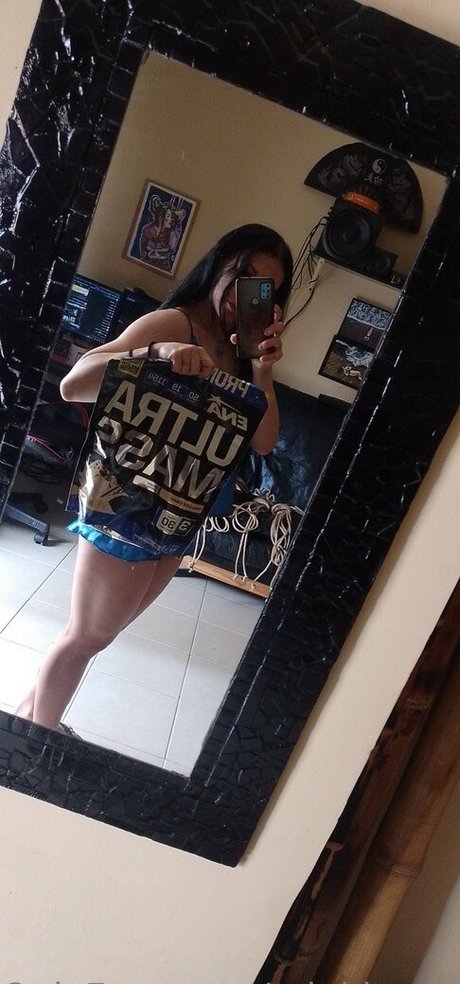Naakte gelekte OnlyFans-foto van Minibeastropes