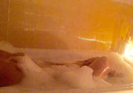 Naakte gelekte OnlyFans-foto van Obedientenena